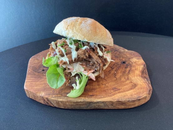 Foto van Italiaanse bol Pulled pork (warm) Foto van Italiaanse bol Pulled pork (warm)